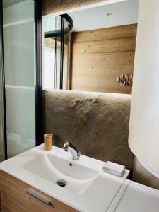 克松吕-隆日梅※ Résidence POMME DE PIN - Terrasse - Nature ※的浴室设有白色水槽和镜子