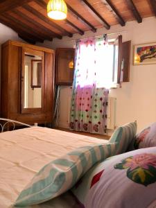 蒙特罗尼德阿尔比亚特努卡迪科萨诺酒店的一间卧室设有一张大床和窗户