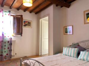 蒙特罗尼德阿尔比亚特努卡迪科萨诺酒店的一间卧室设有床、窗户和门