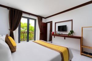 会安Haemer Villa Hoi An的一间卧室设有一张大床和一个窗户。