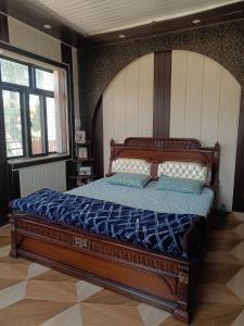 JageshwarMoonlit Heaven的一间卧室配有一张大木床。