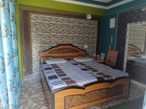 JageshwarMoonlit Heaven的砖墙前的卧室配有一张床