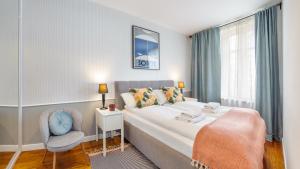 索波特Apartamenty Sun & Snow Karlikowo的卧室配有床、椅子和窗户。
