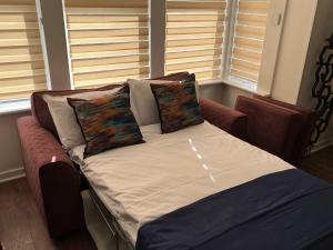 滨海韦斯特克利夫Modern accomodation in Westcliff-On-Sea的一张床上有两个枕头的房间