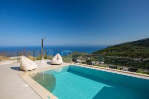 卡拉米锡Inorato - Luxury Villas with Private Swimming Pool的海景游泳池