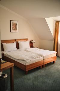 阿姆施泰滕埃克塞尔酒店的一间卧室配有一张带白色床单的大床