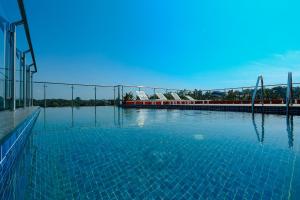 苏丹巴特利Hotel Saffron Wayanad的蓝色海水大型游泳池