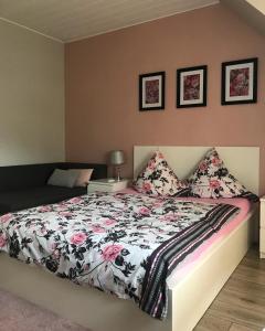 米科瓦伊基SEWANA Pokoje Gościnne i Domki Letniskowe的一间卧室配有一张带花卉棉被的床