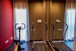 罗列特海岸Hotel Acacias Suites & Spa的一间设有跑步机和镜子的健身房的客房