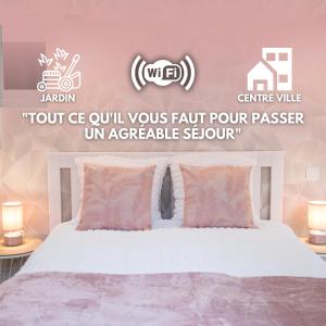 尼奥尔Appartement rénové - wifi - jardin - centre de Niort的卧室配有白色床和粉红色枕头