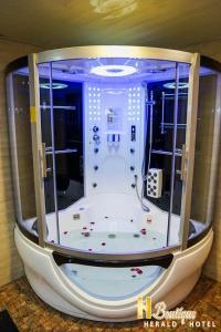 马六甲Herald Hotel Melaka by D'Concept的一间位于酒店客房内的大型淋浴室