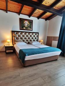 莫姆奇尔格勒马卡匝大厦旅馆的大卧室配有一张带蓝色床单的大床