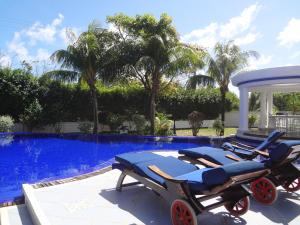 圣安德烈斯南海滩精品酒店的游泳池旁的泳池车