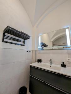 于伯林根Im Alten Gefängnis的一间带水槽和镜子的浴室