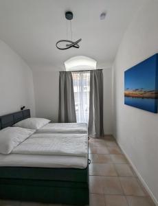 于伯林根Im Alten Gefängnis的一间卧室配有一张床和吊扇