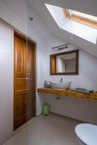 TagyonTagyon Birtok Mandula Apartmanház的一间带水槽和镜子的浴室