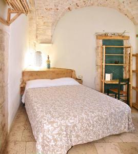 普蒂尼亚诺l'angolo di Gaudì, alcoba Blanca的一间卧室设有一张床和一个绿色架子