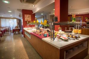 罗列特海岸Hotel Acacias Suites & Spa的餐厅提供的自助餐