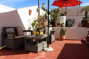 拉巴特梅塔哈摩洛哥传统庭院住宅旅馆的天井配有桌子、椅子和遮阳伞。