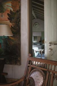 PaviaMonte da Bela Raposa的客厅墙上有绘画作品