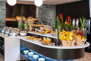 里斯本HF费尼克斯花园酒店的自助餐,包括水果和餐桌上的食品