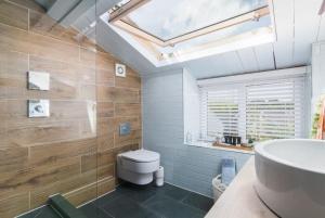 道格拉斯Rivendell Cottage的浴室配有白色卫生间和盥洗盆。