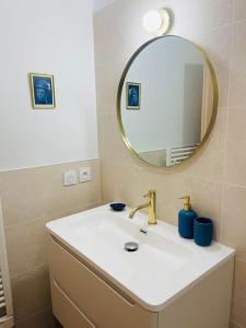 昂德雷济厄布泰翁villa bleu marine chic calme et jardin的一间带水槽和镜子的浴室