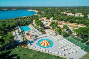 波多佩特罗Iberostar Club Cala Barca All Inclusive的享有带游泳池和海滩的度假村的空中景致