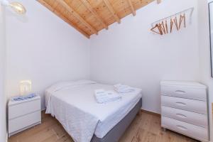 布德恩斯B54 - Casa Azul in Burgau的一间小卧室,配有一张床和一个梳妆台