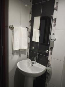 锡德ELSİRA APART的浴室配有盥洗盆、镜子和毛巾