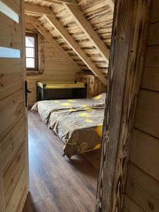 BžanyChata Peťo的小木屋内的卧室,配有一张床