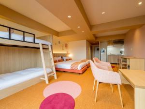 京都RESI STAY Nishijin的一间带两张双层床的卧室和一间厨房