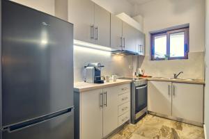 利萨基亚Maria House的厨房配有不锈钢冰箱