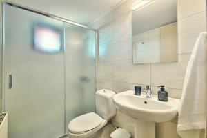 利萨基亚Maria House的浴室配有卫生间、盥洗盆和淋浴。
