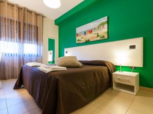 卡利亚里摩力大厦住宿加早餐旅馆的绿色卧室,配有床和绿色的墙壁