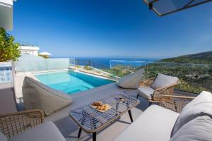 卡拉米锡Inorato - Luxury Villa with Private Swimming Pool的一个带桌椅的庭院和一个游泳池
