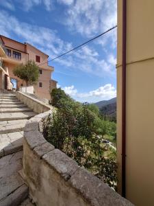 马尔恰纳Casa Ferrini的从街道上带楼梯的建筑中欣赏到风景