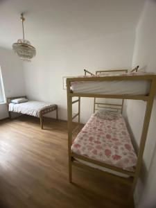 卢布尔雅那Rooms Miklošičeva的小房间设有双层床和长凳