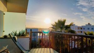 塞萨利内斯Blue House Mallorca的阳台享有日落美景。