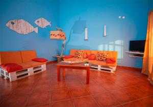 马约城Villa Lagosta Stella Maris Exclusive的客厅配有两张沙发和一张桌子