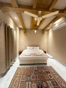 阿尔哈姆拉Al Hamra Mountain View的一间卧室配有一张床和地毯