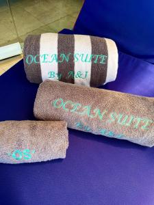 甘地达萨Ocean Suite By A&J - Exceptional Beachfront Apartment - Candidasa的两条毛巾,上面写着海洋穿梭和卡文穿梭