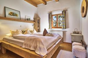 UntergriesbachBio-Ferienhof Höfler的一间卧室设有一张大床和一个窗户。