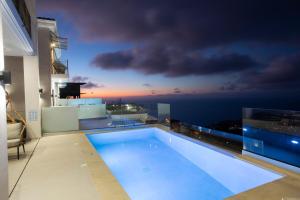 卡拉米锡Inorato - Luxury Villa with Private Swimming Pool的屋顶上的游泳池
