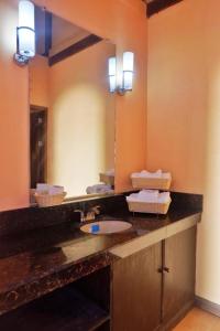 AbuPuesta del sol Beach Bungalows and Restobar的一间带水槽和大镜子的浴室
