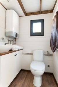 斯扎法拉瑞Tiny House w Camp Gorący Potok的白色的浴室设有卫生间和水槽。