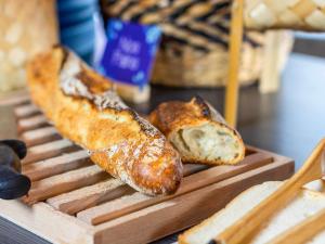 里尔里尔中心维尤克斯里尔美居酒店的烤架上放两根面包