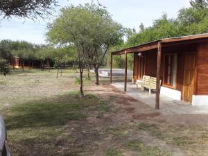 UsnoTierra Yacampis264的木屋,在田野上设有长凳