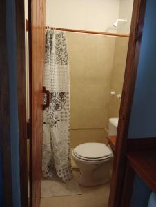 UsnoTierra Yacampis264的一间带卫生间和淋浴帘的浴室