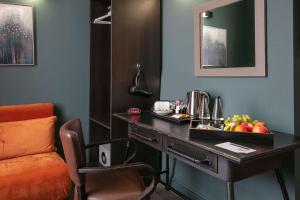 泰恩河畔纽卡斯尔Hotel Balmoral的酒店的客房,配有一张桌子,上面装有水果盘